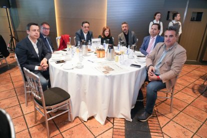 Eduardo Gordaliza (Responsable Comunicación de Acor), Luis Miguel Torres Chico (Director de Agencia Noticias Ical), José Carlos Maté García (Asesor de la Subdelegación del Gobierno), Raquel Alonso Arévalo (Jefa de Gabinete de la Delegación del Gobierno en Valladolid), José Antonio Caballero Pérez (Asesor de Gobierno de la Delegación del Gobierno en Castilla y León), José María Sánchez Delmonte (Responsable de Comunicación de Iberaval, S.G.R.), Raúl Mata, (Delegado-Castilla y León de La Razón). Club de Prensa El Mundo - Conversaciones Políticas con Óscar Puente. -J.M. LOSTAU