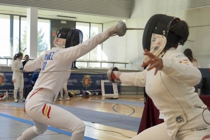 Un combate del Torneo nacional de Ranking absoluto de Espada femenina de esgrima en el Polideportivo Lalo García. / PHOTOGENIC / E. GARCÍA