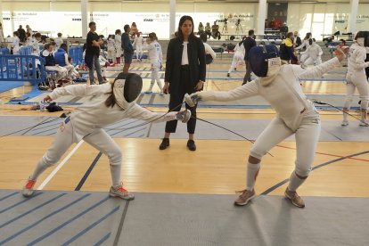 Un combate del Torneo nacional de Ranking absoluto de Espada femenina de esgrima en el Polideportivo Lalo García. / PHOTOGENIC / E. GARCÍA