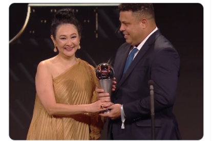 Ronaldo entregando un premio a la viuda de Pelé. / EM