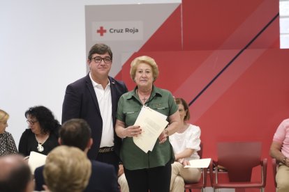 Pilar Corona Lorenzo, nueva presidenta de Cruz Roja Medina del Campo, con el nuevo presidente de Cruz Roja Valladolid y Comarcal, Juan José Zancada Polo. -CRUZ ROJA