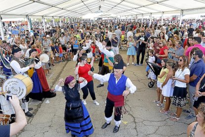 Bailes asturianos al soln de las gaitas en el día  inaugural de la XXX Feria de Folklore y Gastronomía.