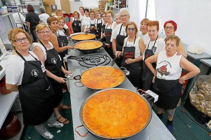 Una veintena de voluntarias está detrás de la elaboración del mítico arroz zamorano. J.M. LOSTAU