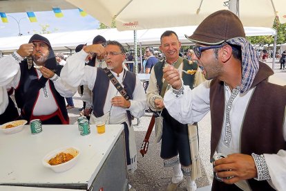 Degustación de componentes de la Casa de Canarias con trajes típicos.