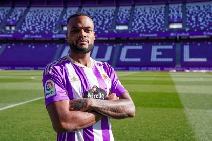 Cyle Larin posa con la camiseta del real Valladolid. / RVCF