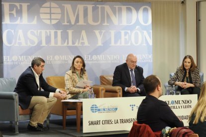 Pablo Lago (Director de El Mundo - Diario de Castilla y León); María González  (Consejera de Movilidad y Transformación Digital); Jesús Julio Carnero   (Alcalde de Valladolid); Beatriz Herránz (Directora General del Territorio Centro Telefónica). Club de Prensa El Mundo – Diario de Castilla y León ‘Smart Cities: La transformación digital en las ciudades’. -PHOTOGENIC
