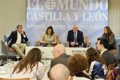 Pablo Lago (Director de El Mundo - Diario de Castilla y León); María González  (Consejera de Movilidad y Transformación Digital); Jesús Julio Carnero   (Alcalde de Valladolid); Beatriz Herránz (Directora General del Territorio Centro Telefónica). Club de Prensa El Mundo – Diario de Castilla y León ‘Smart Cities: La transformación digital en las ciudades’. -PHOTOGENIC