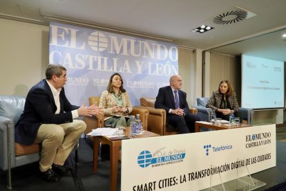 Pablo Lago (Director de El Mundo - Diario de Castilla y León); María González  (Consejera de Movilidad y Transformación Digital); Jesús Julio Carnero   (Alcalde de Valladolid); Beatriz Herránz (Directora General del Territorio Centro Telefónica). Club de Prensa El Mundo – Diario de Castilla y León ‘Smart Cities: La transformación digital en las ciudades’. -PHOTOGENIC