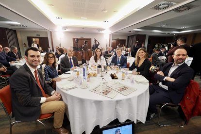 David Esteban Rodríguez (Vicepresidente Segundo de la Diputación); María José Gutiérrez (Jefa de Comunicación de CyL en Telefónica); Jorge Llorente (Viceconsejero de Transformación Digital de EdiGrup); Adriana Ulibarri Fernández (Consejera-Delegada de EdiGrup); Francisco Javier Vázquez Requeiro (Vicepresidente en las Cortes de Castilla y León); Raquel Alonso Hernández (Delegada Territorial de Valladolid); Javier Alonso Sánchez (Director Autonómico CyL de Telefónica). Club de Prensa El Mundo – Diario de Castilla y León ‘Smart Cities: La transformación digital en las ciudades’. -PHOTOGENIC
