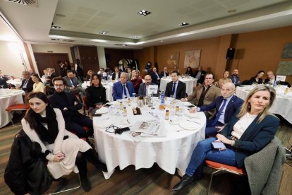 Cristina Rodríguez (Telefónica); (Rodrigo Nieto (Concejal de Personas Mayores, Familia y Servicios Sociales); Blanca Jiménez  Cudillero (Concejala de Turismo, Eventos y Marca Ciudad); Rubén Rodríguez (Viceconsejero de la Consejería de Movilidad en la Junta CyL); Felipe Ramos (Subdirector de El Mundo- Diario de Castilla y León); Raúl de la Hoz Quintano (Portavoz Grupo Popular de las Cortes de CyL); Ismael Pérez Blanco (Delegado Territorial de CyL de la Once); María Chamoso García (Venta Especialista Big Data & IOT de Telefónica).  Club de Prensa El Mundo – Diario de Castilla y León ‘Smart Cities: La transformación digital en las ciudades’. -PHOTOGENIC