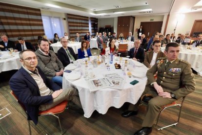 Víctor Manuel Martín (Concejal de Comercios, Mercados y Consumo); Francisco Sardón Presidente de Impulsa Igualdad); Miguel Calvo (Delegado de CyL de Iberdrola); Carolina del Bosque Peón (Concejala Delegada Especial de Juventud); José Ignacio Zarandena (Ayto. Valladolid); Pedro Herrero (Portavoz del Grupo Municipal Socialista); Francisco Javier López Villar (Coronel Director de la Academia de Caballería de Valladolid).  Club de Prensa El Mundo – Diario de Castilla y León ‘Smart Cities: La transformación digital en las ciudades’. -PHOTOGENIC