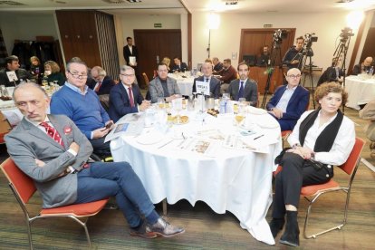 Félix Sanz (Secretario General de CEOE Valladolid); Ignacio Tremiño (Vicepresidente de Impulsa Igualdad); Eduardo Cabanillas Muñoz- Reja (Gerente de Auvasa en el Ayuntamiento); Fernando Rubio Ballestero (Gerente de la Agencia de Innovación y Desarrollo Económico de Valladolid); José Antonio Arias Aguirre (Gerente de El Mundo- Diario de Castilla y León); David Villanueva Valentín (Director de Gabinete Alcaldía del Ayuntamiento); Pedro Pisonero Pérez (Director General de Iberbal, S. G.R.); Mayte Martínez Jiménez (Concejala de Participación Ciudadana).   Club de Prensa El Mundo – Diario de Castilla y León ‘Smart Cities: La transformación digital en las ciudades’. -PHOTOGENIC