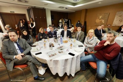 José María Sánchez del Monte (Director de Comunicación de Iberval); Leticia Mingueza (Presidenta de la Asociación de Trabajadores); Mª del Rosario Chávez (Concejala Grupo Municipal Socialista del Ayuntamiento); Alberto Navarro (Director de Instituciones de CaixaBank en CyL); Gonzalo Cebrián Ruíz (Director de Banca de Instituciones en Valladolid de CaixaBank); Ignacio Antolín (Director de Relaciones Institucionales de Iberdrola); Julia González Calleja (Superintendente de la Policía Municipal de Valladolid); Juan Manuel González Becerra (Intendente de la Policía Municipal de Valladolid). Club de Prensa El Mundo – Diario de Castilla y León ‘Smart Cities: La transformación digital en las ciudades’. -PHOTOGENIC