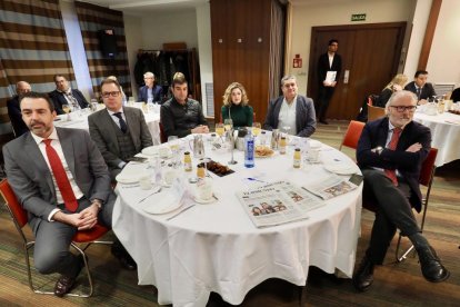 Alejando Santos Sáez (Director en CyL de APD); Fernando Ponzán (Director de Equipo de Banca Privada de CyL de Banco Sabadell); Fernando Vara Arribas (Segundo Teniente Alcalde de Laguna de Duero); Irene Arránz López (Ayuntamiento de Laguna de Duero); Óscar Rodríguez de las Heras (Alcalde del Tudela de Duero); Agustín Tapia (Director del Área Grandes Cuentas de Mutua Universal).  Club de Prensa El Mundo – Diario de Castilla y León ‘Smart Cities: La transformación digital en las ciudades’. -PHOTOGENIC
