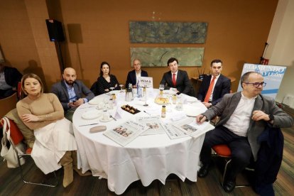 Sandra González Morán (Concejala de Movilidad y Transformación Digital de Arroyo de la Encomienda); Jose Luís Nicolás Álvarez (Concejal de RRHH y Economía en el Ayuntamiento de Arroyo de la Encomienda); María Calvo Bartolomé (Jefa de Servicio de Innovación y Difusión de la Dirección General de la Junta CyL); Enrique Gilarranz Leonor (Coordinador de Servicios de la Dirección General de la Junta de CyL); Rubén García Alija (Director de Instituciones de CyL del Banco Santander); Santiago Álvarez Santos (Gerente de Banca Institucional del Banco Santander); Florencio Carrera Castro (Director de La 8 Valladolid  de EdiGrup). Club de Prensa El Mundo – Diario de Castilla y León ‘Smart Cities: La transformación digital en las ciudades’. -PHOTOGENIC