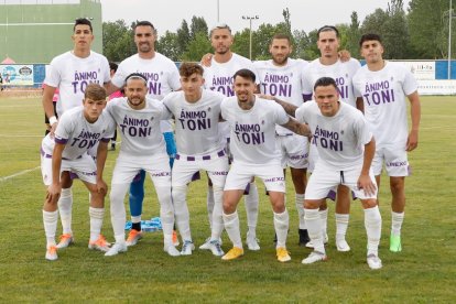 Once inicial del Real Valladolid con camisetas de apoyo a Toni. / LOSTAU