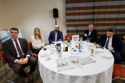 Santiago Campos Asensio (Presidente de la Comisión de Relaciones de CEOE Valladolid); Tamara Hernández (Directora de Informativos y Programas de Castilla y León EsRadio); Román Cid de Rivera (Director de Desarrollo Digital en EdiGrup Media); Jorge. E. Lucas Herranz (Decano del Colegio de Ingenieros de Caminos, Canales y Puertos en Castilla y León); Sergio Sanz (Subdirector General- Director de Programas de de I+D de CARTIF). Club de Prensa El Mundo – Diario de Castilla y León ‘Smart Cities: La transformación digital en las ciudades’. -PHOTOGENIC
