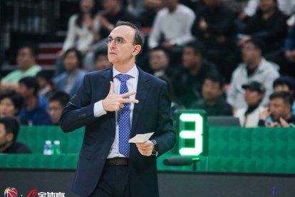 Hugo López dirigiendo esta campaña a los Liaoning Leopards de China como primer entrenador. / EL MUNDO
