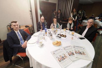 Eduardo Isla (CEOE Castilla y León); Teodolindo Chillón (Gerente de Quesería Chillón); Mª del Carmen Lorenzo (Queserías Chillón); María José San Román Sotillo (Presidenta de CSIF Valladolid); David Amor Rojo (Responsable de Comunicación de CSIF Valladolid).  Club de Prensa El Mundo – Diario de Castilla y León ‘Smart Cities: La transformación digital en las ciudades’. -PHOTOGENIC