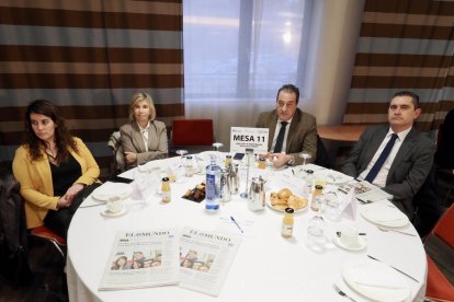 Claudia Carrascal Ortega (Técnico de Comunicación de ASPAYM Castilla y León); Beatriz Diéguez Orihuela (Relaciones Institucionales de ASPAYM CyL); Salvador Cruz García (Coordinador de Relaciones de Solaria); José Luis de la Fuente (Director Comercial RTVCYL).  Club de Prensa El Mundo – Diario de Castilla y León ‘Smart Cities: La transformación digital en las ciudades’. -PHOTOGENIC
