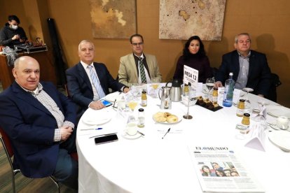 Eduardo Muñoz García (Junta CyL); José Modesto Pérez Hernanz (Renfe); Cayetano Cifuentes (Gerente de Asesoría Cayetano Cifuentes); Sara Gil Aldea (Dpto. Comercial El Mundo- Diario de Castilla y León); Miguel Ángel González Chao (Consultor MCVA Iniciativas). Club de Prensa El Mundo – Diario de Castilla y León ‘Smart Cities: La transformación digital en las ciudades’. -PHOTOGENIC