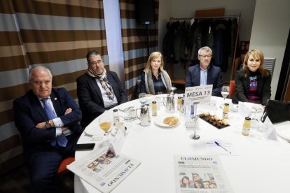 Atilano Ingelmo Martín (Gerente de Rubi5); Juan Ramón Jiménez (Experiencia Silver Servicio); Reyes Alonso (Dpto. Comercial Castilla y León EsRadio); Alberto Bores (Secretario Ejecutivo del Consejo Evangélico de Castilla y León); Marian Martin Giralde (Dpto. Comercial de EdiGrup-La 8 Valladolid). Club de Prensa El Mundo – Diario de Castilla y León ‘Smart Cities: La transformación digital en las ciudades’. -PHOTOGENIC