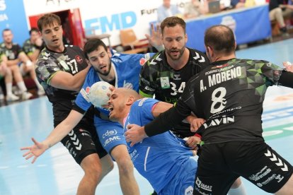 Freitas fuerza un penalti ante la defensa férrea del BM Torrelavega. / J. M. LOSTAU