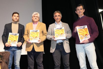 Los autores del comic sobre las reglas del fútbol. / J. M. LOSTAU