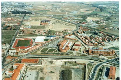 Panorámica de Valladolid donde se puede ver el Campus Universitario y el Hospital del Barrio Belén en 1997.- ARCHIVO MUNICIPAL DE VALLADOLID