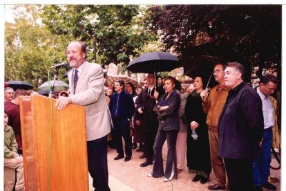 El anterior alcalde de Valladolid, Francisco Javier León de la Riva, en la inauguración de la escultura 