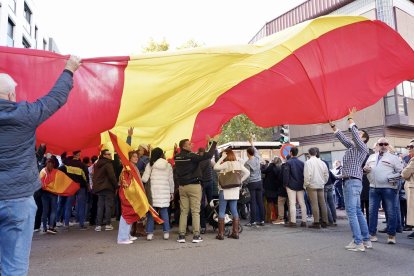 Concentración ante la sede del PSOE de Valladolid por la igualdad de los españoles y contra la amnistía. ICAL