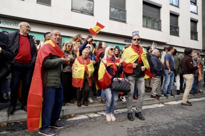 Concentración ante la sede del PSOE de Valladolid por la igualdad de los españoles y contra la amnistía. ICAL