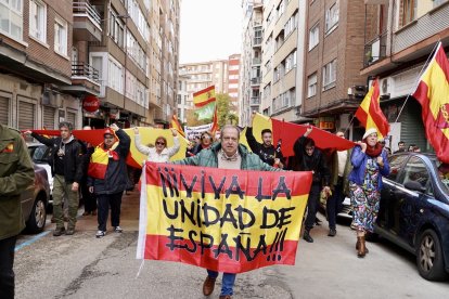 Concentración ante la sede del PSOE de Valladolid por la igualdad de los españoles y contra la amnistía. ICAL
