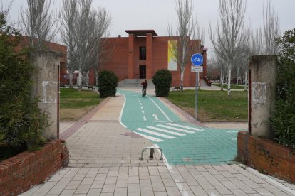 Campus universitario Río Esgueva - Aulario en Barrio Belén. -J.M. LOSTAU
