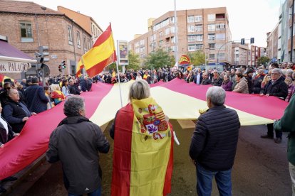 Concentración ante la sede del PSOE de Valladolid por la igualdad de los españoles y contra la amnistía. ICAL