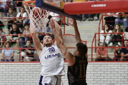 Gilbert se cuelga del aro en el partido ante Juaristi. / LOF