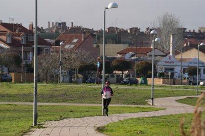 Paseo entre el apeadero y el Campus Miguel Delibes en Barrio Belén. - J.M. LOSTAU
