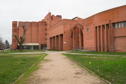 Campus universitario Río Esgueva. Facultad de Económicas y Empresariales en Barrio Belén. - J.M. LOSTAU