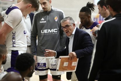 Paco García da indicaciones en un tiempo muerto en el duelo ante Juaristi / LOF