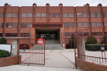 Campus universitario Río Esgueva. Escuela de Ingenieros industriales en Barrio Belén. - J.M. LOSTAU