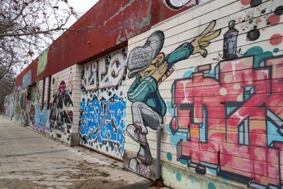 Gaffiti en la calle Reyes Magos en Barrio Belén. - J.M. LOSTAU