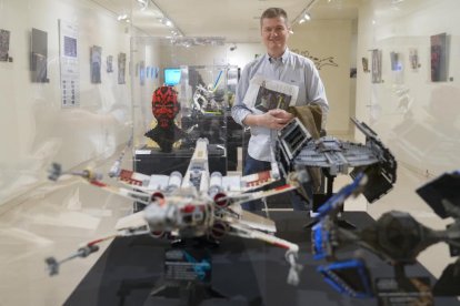 El comisario de la colección, Rafael López, junto a parte de la muestra de 'Science Wars' en el Museo de la Ciencia de Valladolid.- J.M. LOSTAU