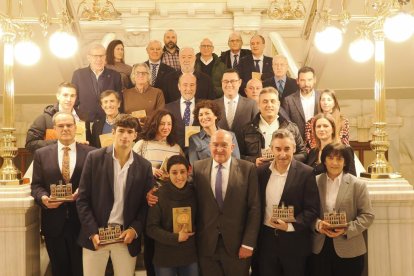 Foto de familia tras la entrega de los Premios Valladolid Ciudad Deportiva en el Ayuntamiento de Valladolid. PHOTOGENIC