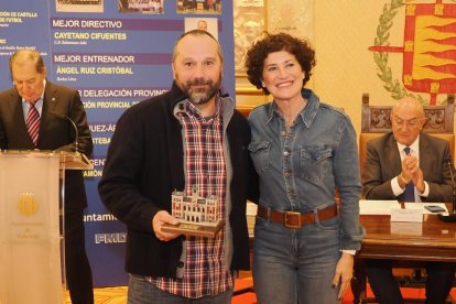 Ángel Ruiz y la concejala Mayte Martínez en la entrega de los Premios Valladolid Ciudad Deportiva en el Ayuntamiento de Valladolid. PHOTOGENIC