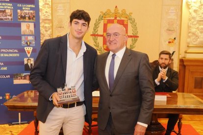 Arturo Coello junto al alcalde Jesús julio Carnero en la entrega de los Premios Valladolid Ciudad Deportiva en el Ayuntamiento de Valladolid. PHOTOGENIC