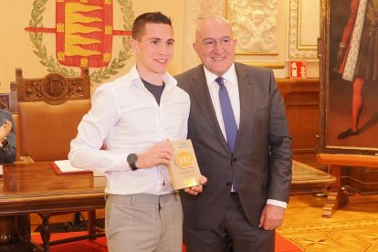 Adrián Parras junto al alcalde Jesús Julio Carnero en la entrega de los Premios Valladolid Ciudad Deportiva en el Ayuntamiento de Valladolid. PHOTOGENIC