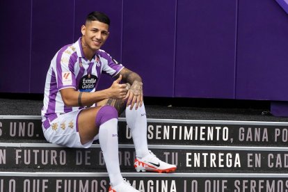 Marcos André, sonriente, en Zorrilla durante su presentación. / PHOTOGENIC