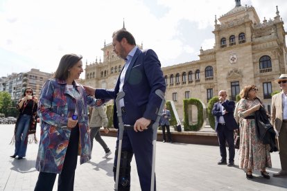 Encuentro del alcalde de Valladolid y candidato a la reelección, Óscar Puente, con la ministra de Defensa, Margarita Robles. -ICAL