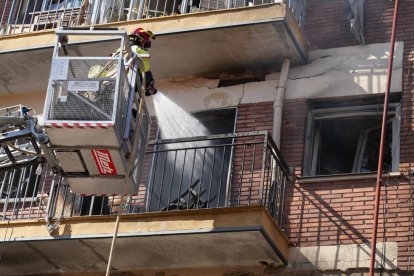 Un bombero durante los trabajos tras la explosión de la calle Goya.- J. M. LOSTAU