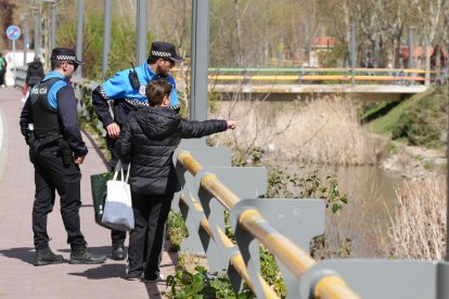 Los vecinos del Paseo del Cauce denuncian la plaga de ratas. J.M. LOSTAU